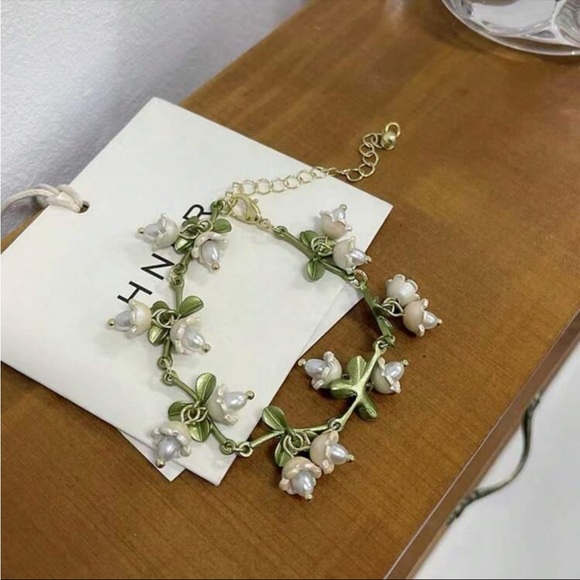 Spring Tulip Bracelet - Picture 4 of 5